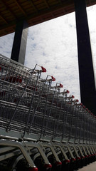 Carrelli per fare la spesa al supermercato