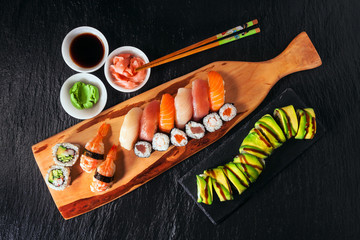 Fototapety  Zestaw sushi i maki na kamiennym stole. Widok z góry z miejscem na kopię