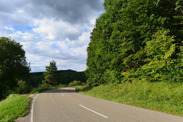Landstrasse im Markgräflerland bei Badenweiler in Baden-Württemberg 