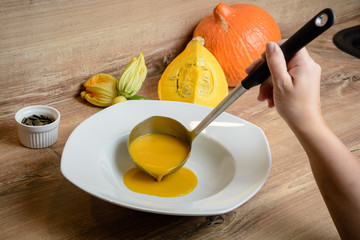 Kürbis - Kürbissuppe Rezept 22 - anrichten im Suppenteller
