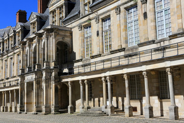 Cours Ovale. Château de Fontainebleau. / Cour Ovale. Palace of Fontainebleau.