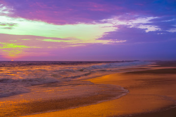 Fototapeta na wymiar Pink sunset over the ocean