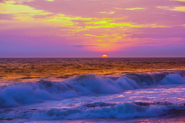 Fototapeta na wymiar Pink sunset over the ocean