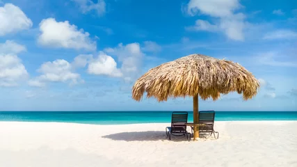 Fototapeten Strohschirm am Eagle Beach, Aruba an einem schönen Sommertag © mandritoiu