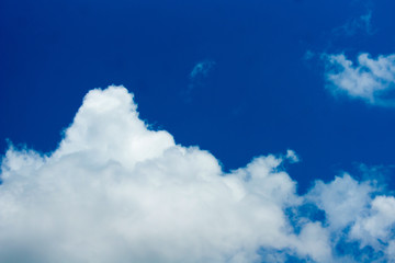 Obraz premium The sky is covered with white clouds.