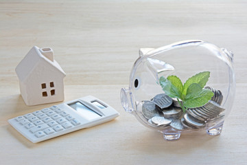 貯金箱　白い家　電卓
