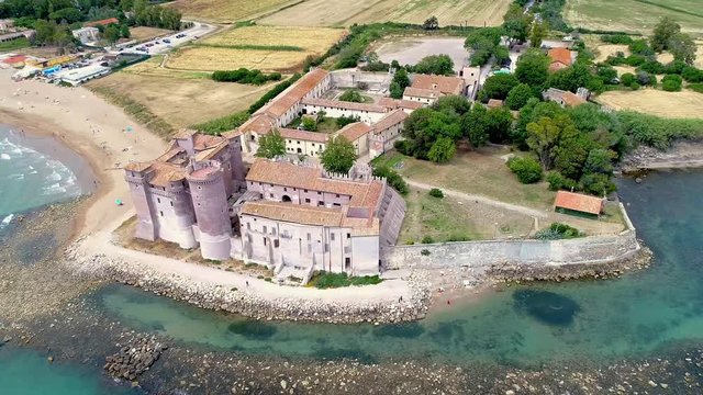 Vista aerea del castello di Santa severa a Roma. bellissima fortezza sul mare