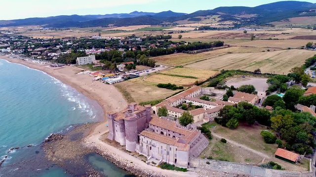 Vista aerea del castello di Santa severa a Roma. bellissima fortezza sul mare