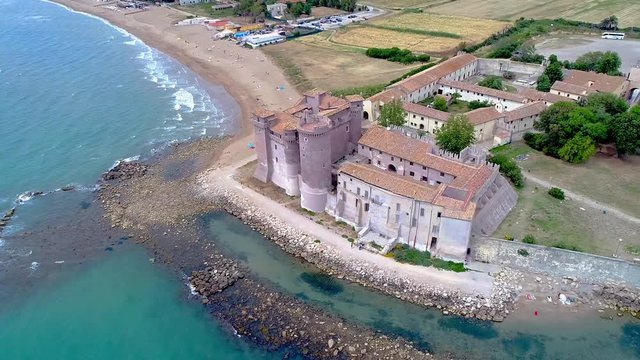 Vista aerea del castello di Santa severa a Roma. bellissima fortezza sul mare