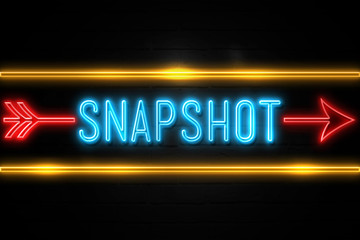 Obraz premium Snapshot - fluorescent Neon Sign on brickwall Front view