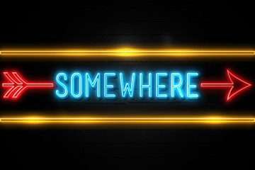 Obraz premium Somewhere - fluorescent Neon Sign on brickwall Front view