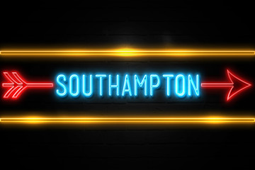 Obraz premium Southampton - fluorescent Neon Sign on brickwall Front view