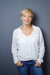 moderne frau mit kurzen, blonden haaren