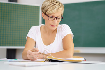 erwachsene frau lernt in einer akademie