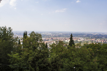BOLOGNA, ITALIA - LUGLIO 23, 2017: panorama cittadino visto dal Santuario di San Luca - Emilia...