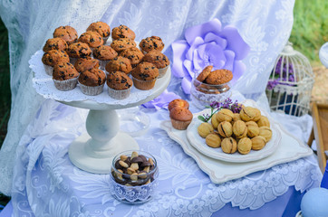 Outdoors there is a table decorated with purple tablecloths and flowers to Seregno. On the table, dishes in the style of Provence and a variety of sweets