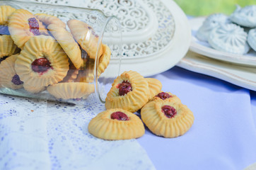 Outdoors there is a table decorated with purple tablecloths and flowers to Seregno. On the table, dishes in the style of Provence and a variety of sweets