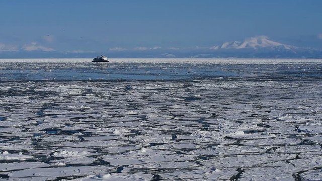 流氷と流氷砕氷船おーろら