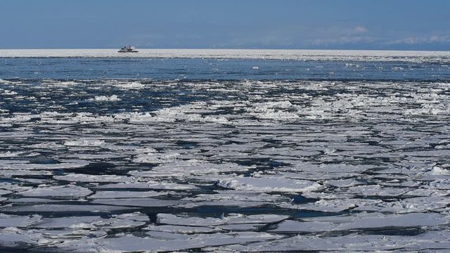 流氷と流氷砕氷船おーろら