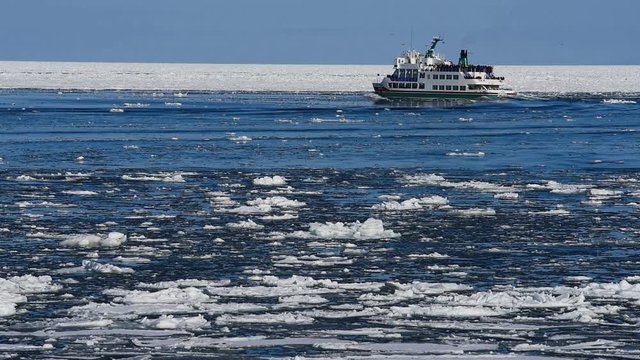 流氷と流氷砕氷船おーろら