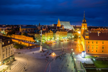 Obraz premium Plac Zamkowy i Kolumna Zygmunta w nocy na starym mieście Warszawa, Polska