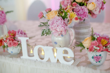 wedding table decoration with flowers