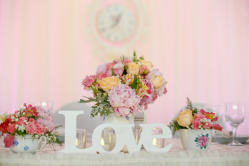 wedding table decoration with flowers