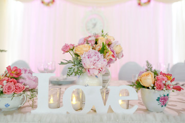 wedding table decoration with flowers
