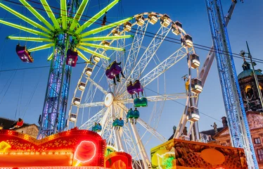 Photo sur Plexiglas Parc dattractions Vue nocturne du carrousel du parc d& 39 attractions