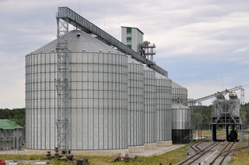 Obraz premium Agricultural Silos. Metal grain facility with silos.