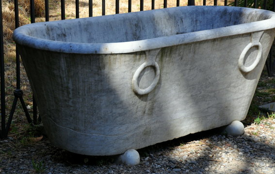 Antike steinerne Badewanne in einem Hinterhof von Lucca