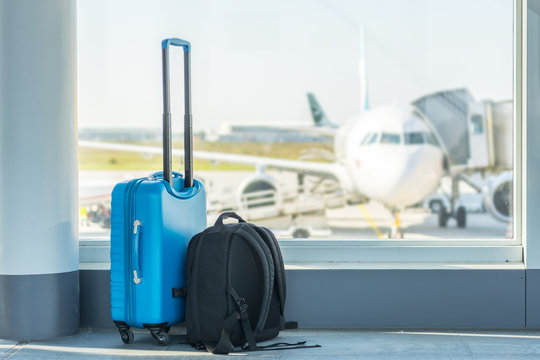 Handgep&auml;ck vor einem Flugzeug