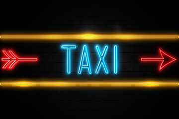 Obraz premium Taxi - fluorescent Neon Sign on brickwall Front view