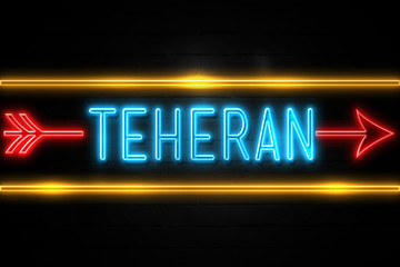 Obraz premium Teheran - fluorescent Neon Sign on brickwall Front view