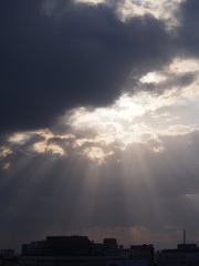 Fototapeta na wymiar 雲の切れ間から差し込む日光
