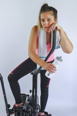 JEUNE FEMME QUI FAIT DU VELO ELLIPTIQUE