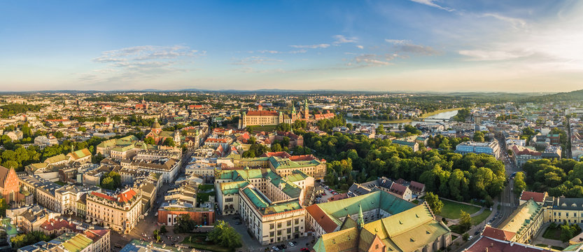 Fototapeta Kraków - panorama starego miasta z lotu ptaka. Krajobraz miasta z ulicą Grodzką i zamkiem na Wawelu.