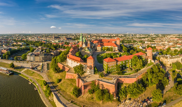 Fototapeta Kraków z lotu ptaka - krajobraz miasta z zamkiem i Katedrą na Wawelu. Panoram miasta z powietrza.