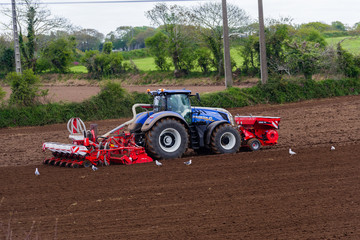 Un tracteur sème du mais