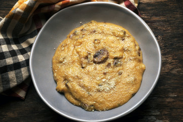 Polenta und hongos 