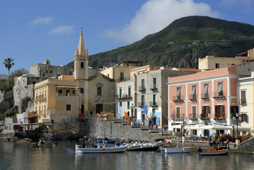Fischerboote im alte Fischerhafen von Lipari