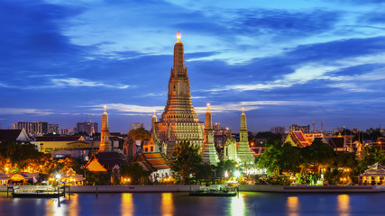Fototapeta premium Bangkok, Tajlandia - 25 sierpnia 2017: Główna pagoda Temple of Dawn lub Wat Arun po remoncie o zmierzchu. Znajduje się po zachodniej stronie rzeki Chao Praya