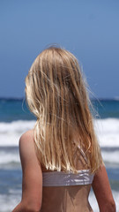 Fototapeta na wymiar kleines Mädchen am Strand
