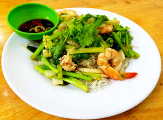 Stir fired rice noodles with seafood.