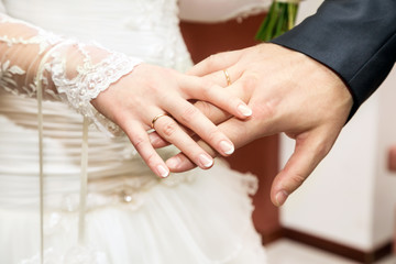 Obraz na płótnie Canvas Hands newlyweds with wedding rings