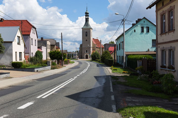 Fototapeta na wymiar Gemeinde Groß Peterwitz mit Ausblick auf Pfarrkirche St. Vitus in Oberschlesien