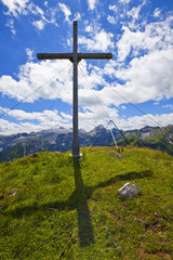 Der Schatten vom Gipfelkreuz am Benzeck