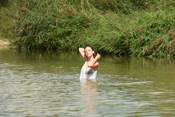 jeune femme se baignant
