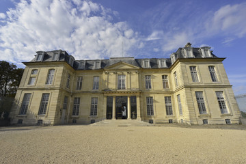Château de Champs-sur-Marne (77420) en perspective plein ciel bleu, département de Seine-et-Marne en région Île-de-France, France