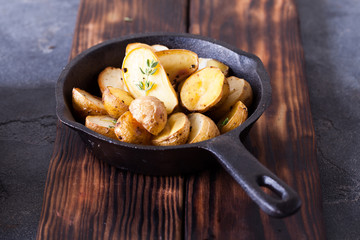 Baked spicy potatoes with thyme on parchment